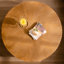 Table basse de 90 cm (35,4 po) - Plateau fini naturel et pieds en bois massif, base ronde