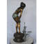 Fontaine en cuivre et métal fille regardant une fontaine en bronze - Taille: L 21 po x l 15 po x H 38 po.