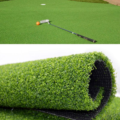 Golf mettant des tapis et des rouleaux de gazon artificiel vert sur mesure
