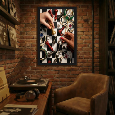 Échiquier abstrait avec bijoux et mains