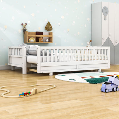 Lit plateforme convertible en bois avec garde-corps et conception mobile