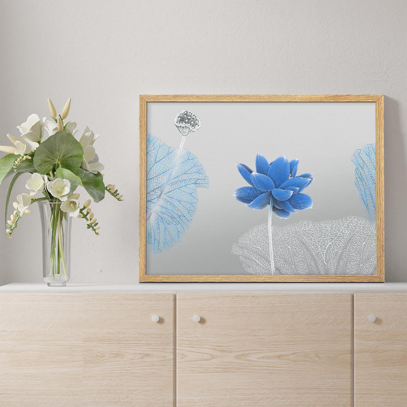 Fleur de lotus bleu avec des feuilles détaillées dans un motif botanique moderne, affiche encadrée rustique