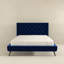 Lit plateforme en velours bleu Dillon
