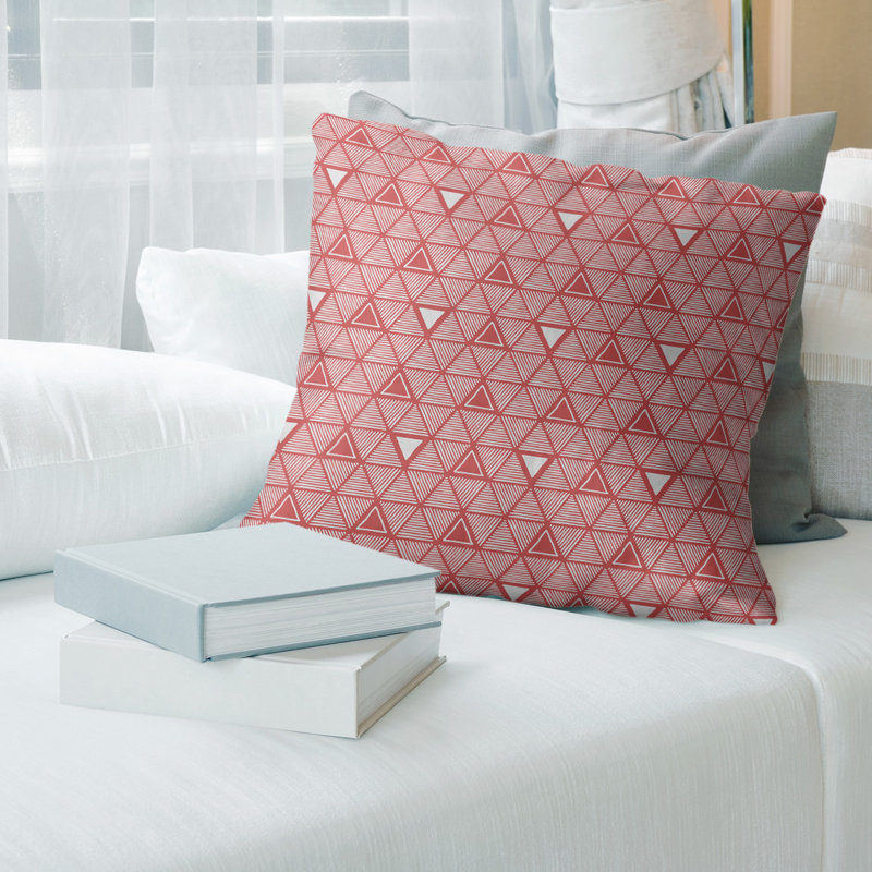 Coussin décoratif triangles dessinés à la main classiques, Bourre en polyester, H 20 po x l 20 po, Rouge pâle