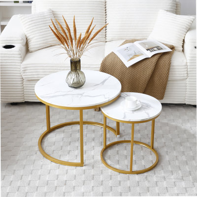 Ensemble 2 tables basses gigognes à plateau blanc et gris, cadre doré, tables rondes en marbre et motif circulaire, salon, chambre à coucher, appartement, table de chevet simple, industrielle
