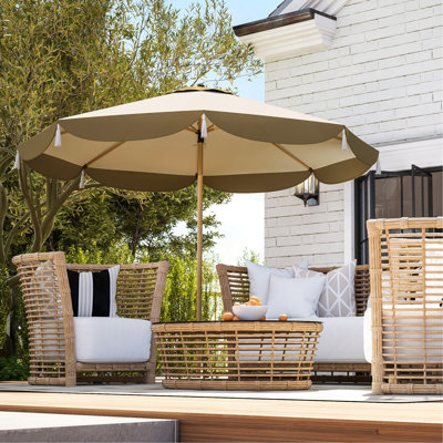 Parasol de patio de 9 pi Outsunny, parapluie de marché extérieur UPF 50+ avec 8 nervures, parasol de table extérieur ventilé pour terrasse, cour et droit