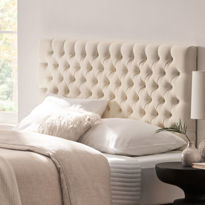 Tête de lit de style contemporain pour grand lit, avec un superbe lit d'apparence de diamant, présentant un capitonnage élégant et moderne