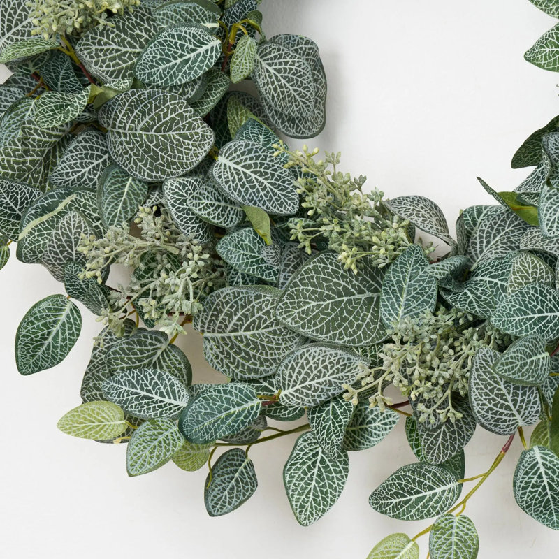 Couronne de porte d'entrée verte de 30 pouces (76 cm) composée de feuilles de fittonia vertes et de graines d'eucalyptus. Décoration végétale pour toutes les saisons.