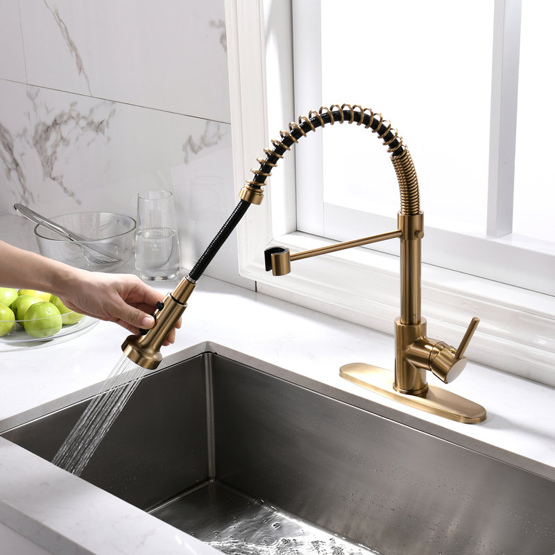 Robinet de cuisine rétractable à poignée simple avec plaque de pont et conduites d'alimentation