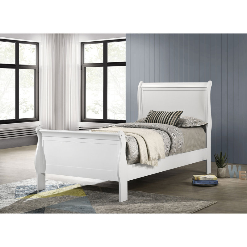 Lit simple à panneau blanc conçu pour la stabilité sur différents types de planchers blancs avec une tête de lit haute et une chambre à coucher de style traditionnel
