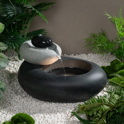 Fontaine d'extérieur de 34 cm de hauteur, fabriquée à partir de matériaux recyclables et écologiques. Cascade de rochers en polyéthylène, décor de jardin avec lumière DEL et pompe pour terrasse ou jardin.