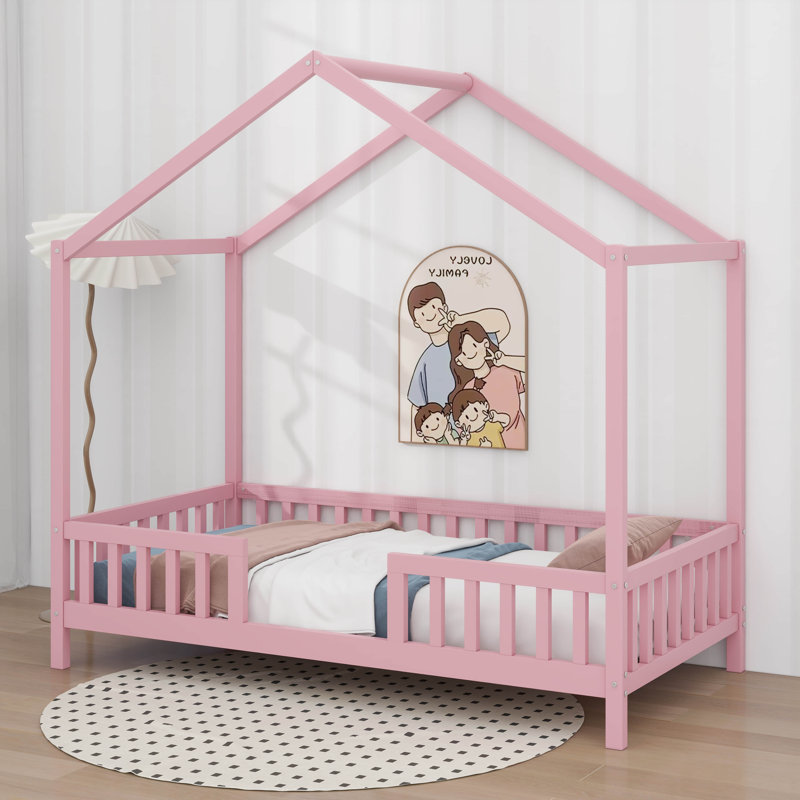 Lit simple au sol avec auvent, cadre de lit en forme de maison avec balustrades hautes, toit, Rose
