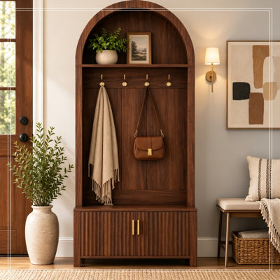Meuble Dewitt à toit arqué avec banc, rangement pour chaussures, 4 crochets métalliques et 2 portes cannelées