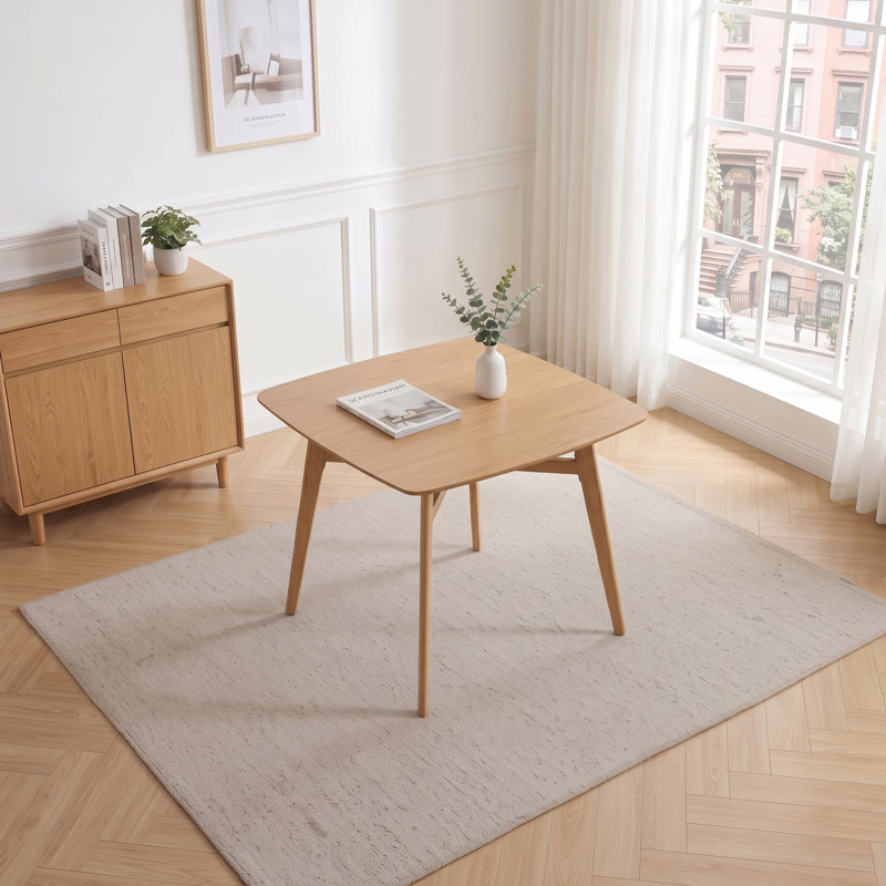 Table carrée à effet de bois et table basse