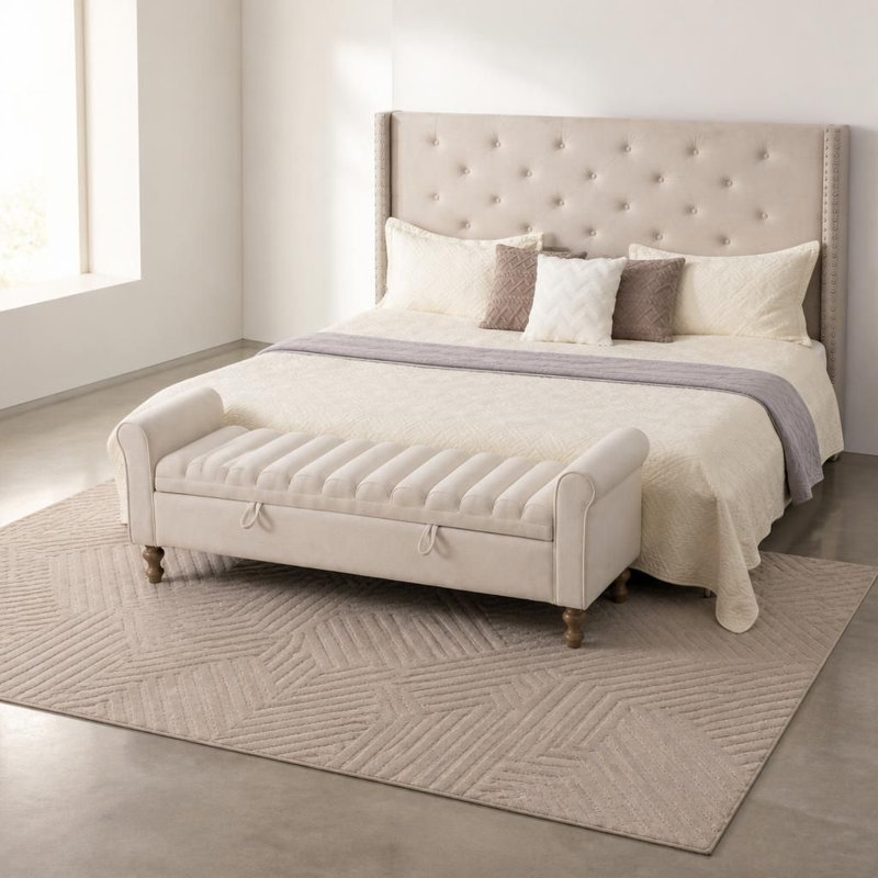 Banc de rangement moderne et large, entièrement rembourré, avec accoudoirs arrondis ; repose-pieds de lit en tissu doux au toucher, avec pieds en bois d'hévéa ; compartiment de rangement spacieux et dissimulé.
