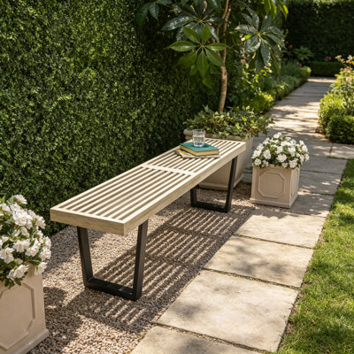 Banc d'extérieur fabriqué avec des structures en métal robustes et des surfaces en bois massif, durable pour les patios, les jardins, les cours et toutes les scènes de loisirs en plein air