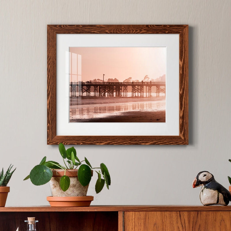 Jetée au coucher du soleil par J Paul - reproduction de photo sur papier encadrée, H 20 po x l 17 po x P 1,5 po