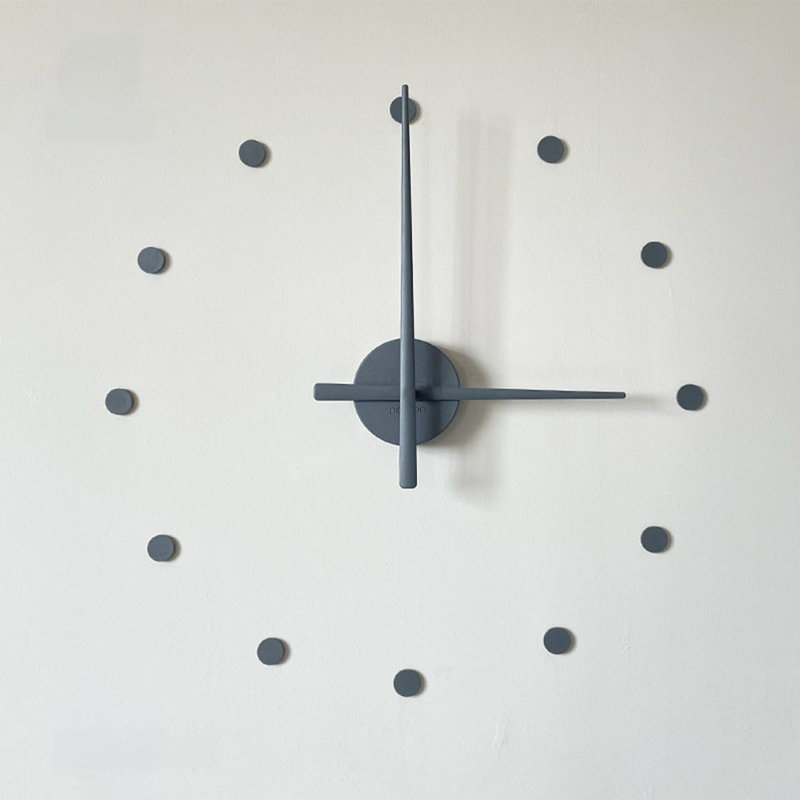 Horloge murale minimaliste grise à pois, de style moderne, silencieuse, H 31,5 po x l 31,5 po x P 1,97 po, Grey