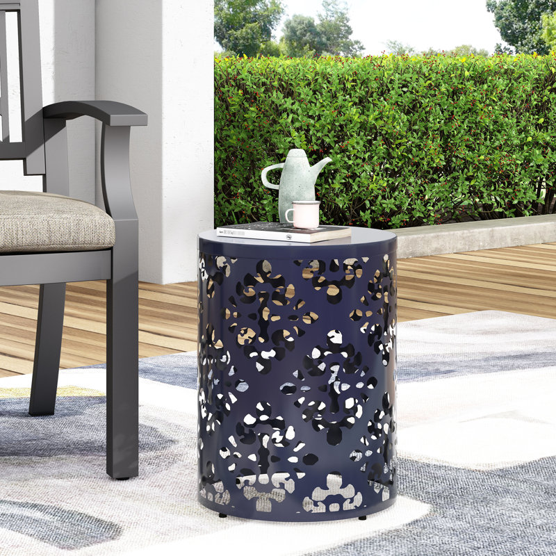Grande table moderne d'extérieur en fer - bleu marine, ornement taillé, l 13,75 po x P 13,75 po, sans assemblage requis. Grande table d'appoint en métal, bleu marine, cadre attrayant, requis
