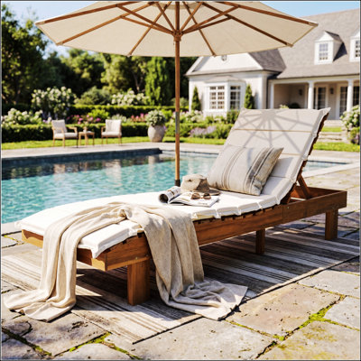 Chaise longue en bois d'acacia avec coussin beige multiplis, dossier réglable en 3 positions, capacité de charge de 181 kg (400 lb) pour terrasse et piscine.