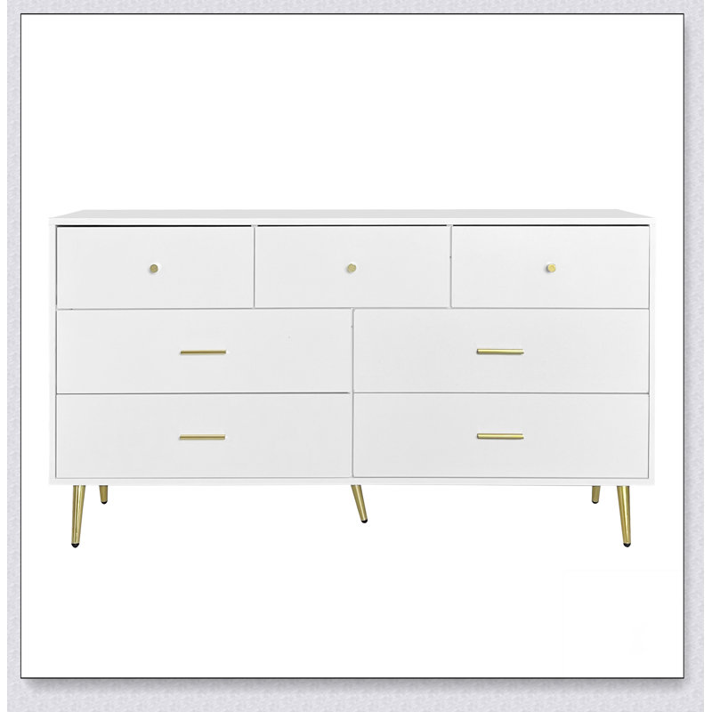 Grande commode à sept tiroirs avec poignée dorée et pieds dorés de couleur blanche