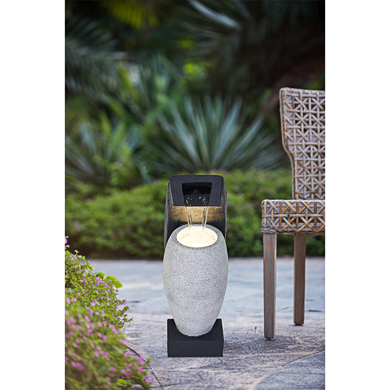Fontaine à eau avec vase