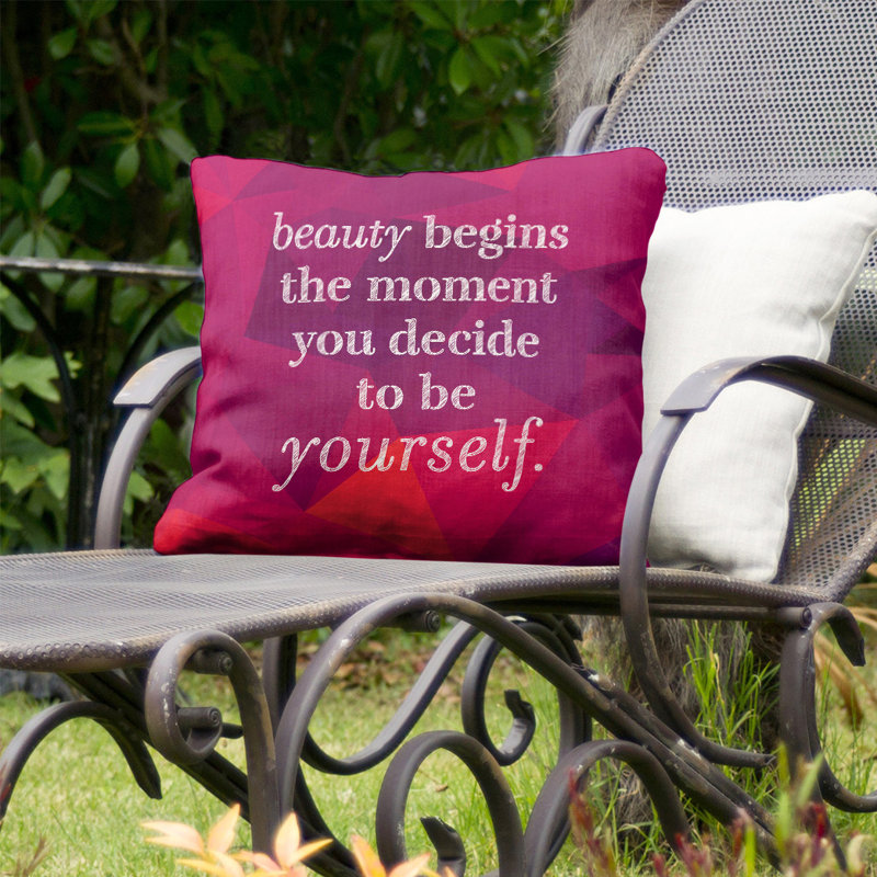 Coussin intérieur / extérieur True Beauty, 18 po x 18 po, Rubellite, Géométrique