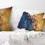 Petit coussin à motif abstrait brun