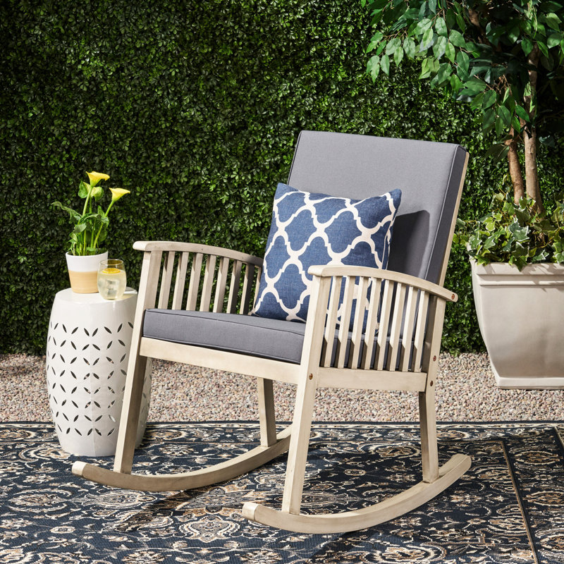 Profitez du siège et des accoudoirs avec coussins de chaise berçante en bois gris