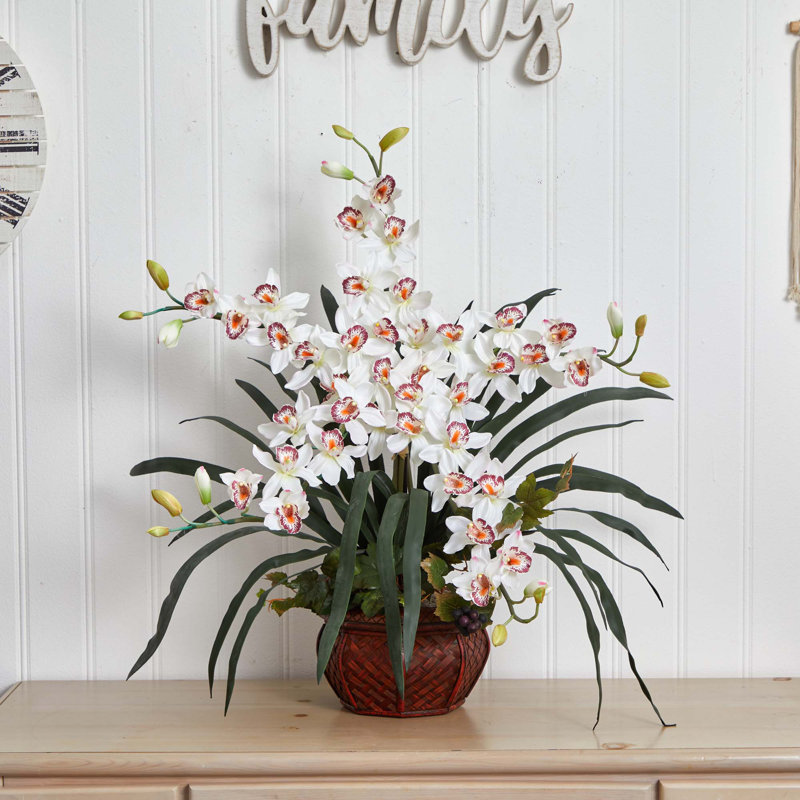 Arrangement floral d'orchidées dans un vase