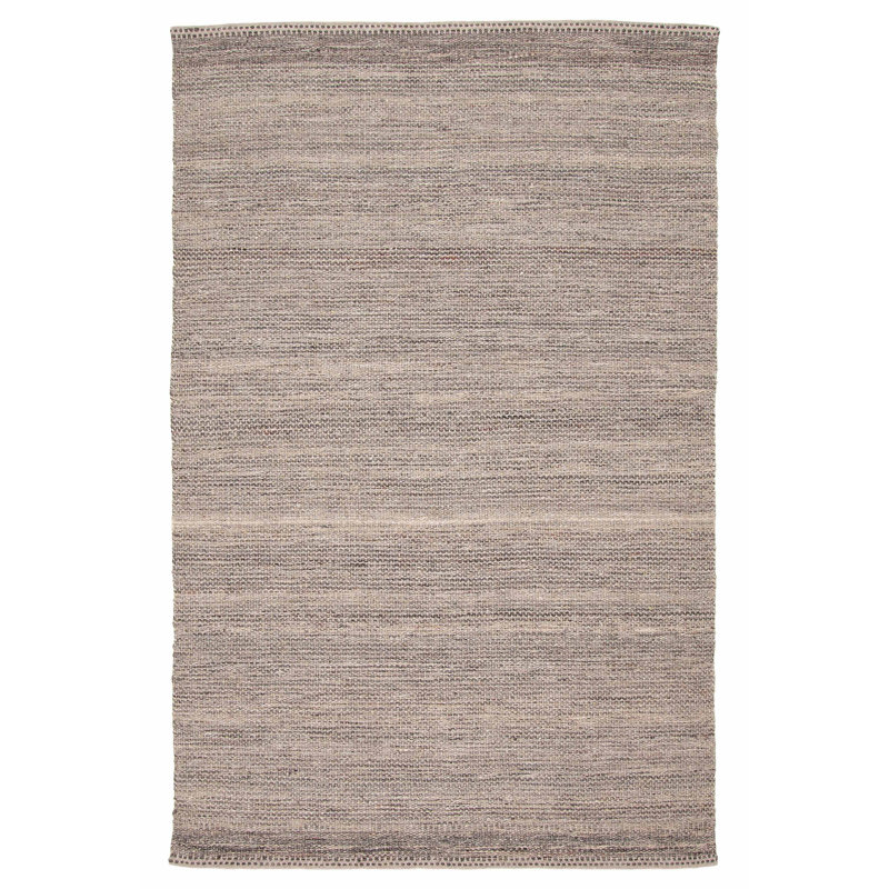 Confort moelleux avec un look et une texture artisanaux. Les fils doux et lustrés sont tissés à la main pour créer un éventail de textures, y compris des boucles surdimensionnées et des surfaces planes riches en dimensions.