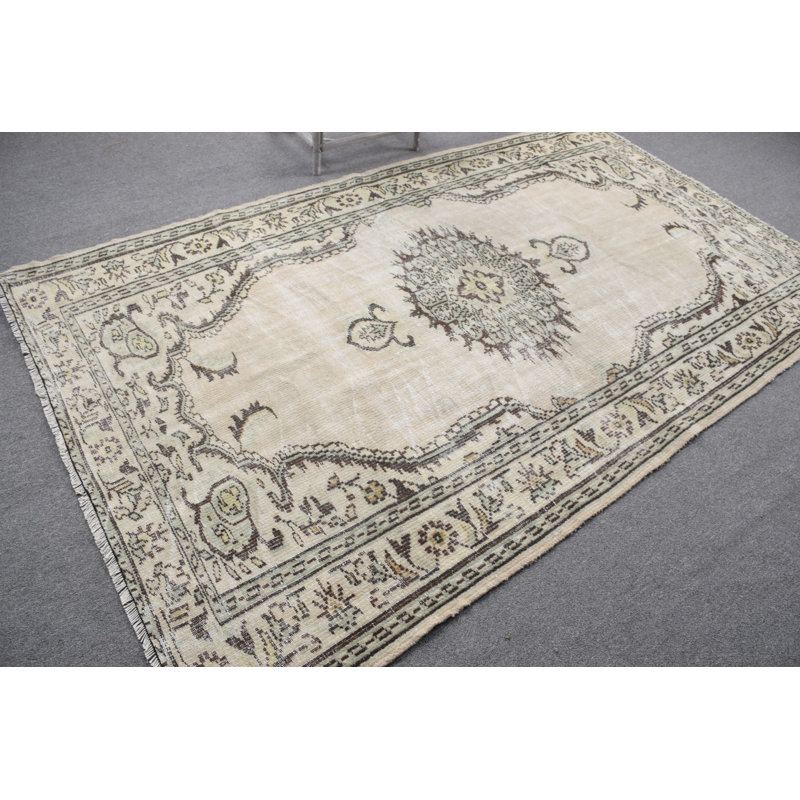 Tapis turc rétro avec motif médaillon complexe dans des tons neutres pour un style élégant à la maison
