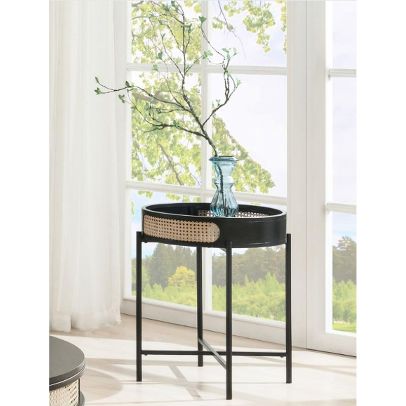 Table d'appoint avec teinte noire, plateau en bois, pattes en métal et option de rangement intégrée.