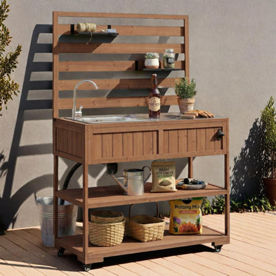 Grand chariot de cuisine d'extérieur avec évier et comptoir en acier inoxydable