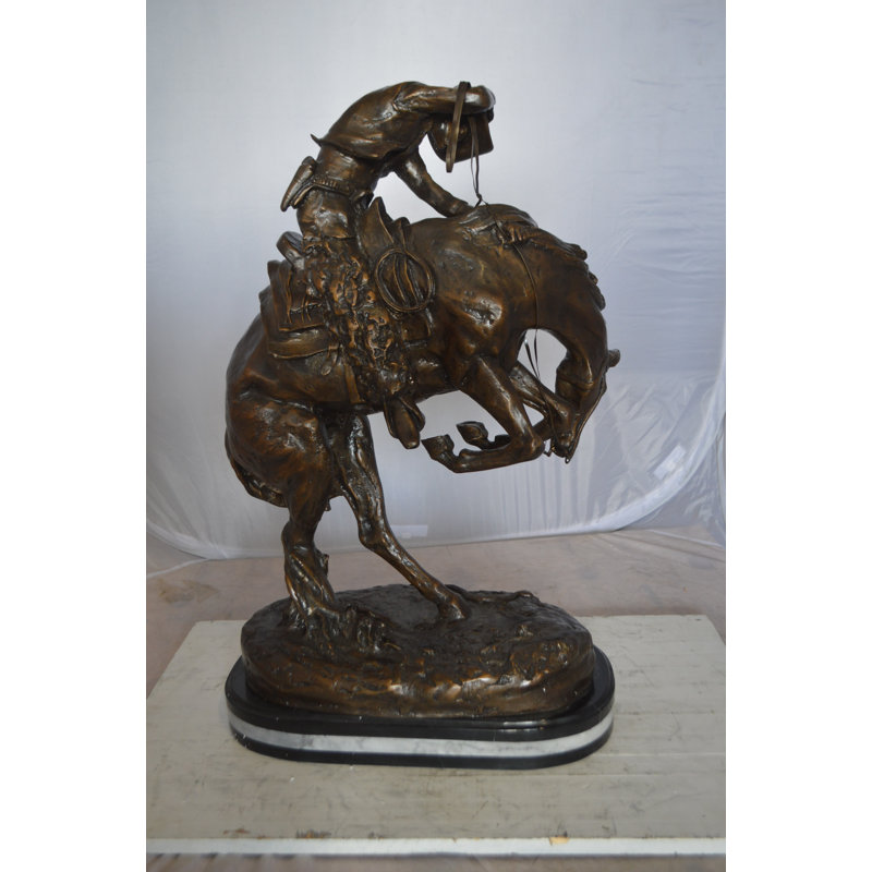 Statue en bronze Chenley Jumbo Hochet par Remington - Taille: L 21 po x l 11 po x H 32 po.