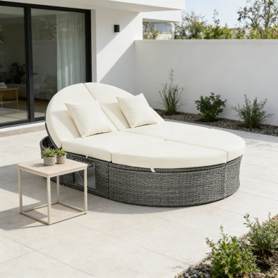 Lit de jour d'extérieur en rotin pour 2 personnes avec dossiers réglables, plateaux à tasses pliables, coussins et coussins pour le patio et la piscine