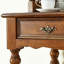 Bureau rectangulaire brun en bois massif avec 2 tiroirs-418086622