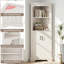 Grande armoire de coin beige avec portes et tablettes ouvertes, rangement peu encombrant pour le salon et la salle de bain-1035882388