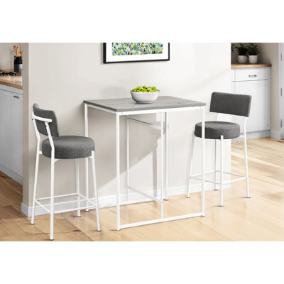 De 2 comptoirs de cuisine modernes en tissu gris et métal blanc, de conception contemporaine avec un siège arrondi rembourré et rembourré en mousse épaisse, un repose-pieds en métal mince, mesurant 18 po L x P 37,17 H