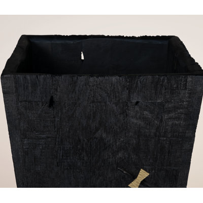 Jardinière Obsidian Vault - Un mélange audacieux de forme moderne et d'imperfection brute, ce pot à fleurs en bois récupéré à 100% est fini en noir profond, avec des fractures dramatiques et des menuiseries en laiton qui transforment les défauts d