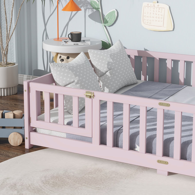Lit sur pied Alice avec clôture, porte et cadre en bois Alice, Rose