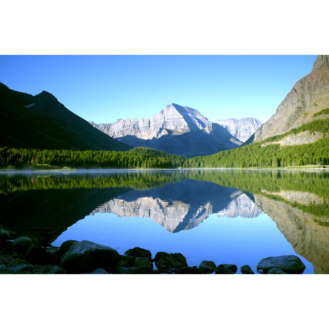 Across Swiftcurrent Lake von Stevegeer - Leinwandbild