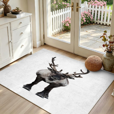 Tapis d'intérieur blanc lavable à la machine, représentant un renne de face isolé sur un tapis.