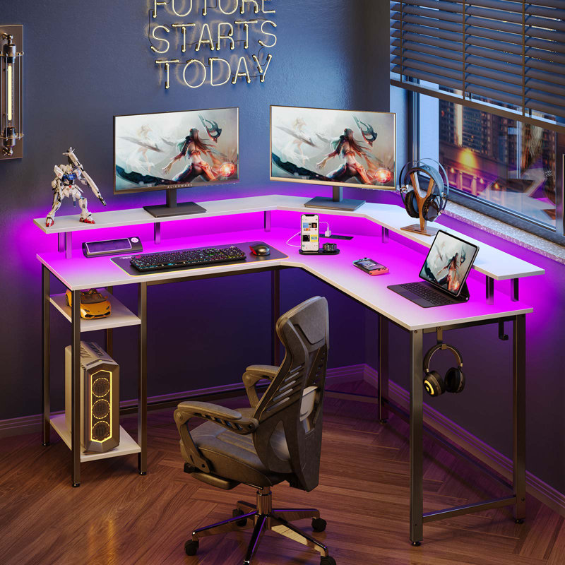 Bureau d'ordinateur en L avec prises de courant et lumières RVB Lameen, bureau d'angle avec tablette pour moniteur, Blanc