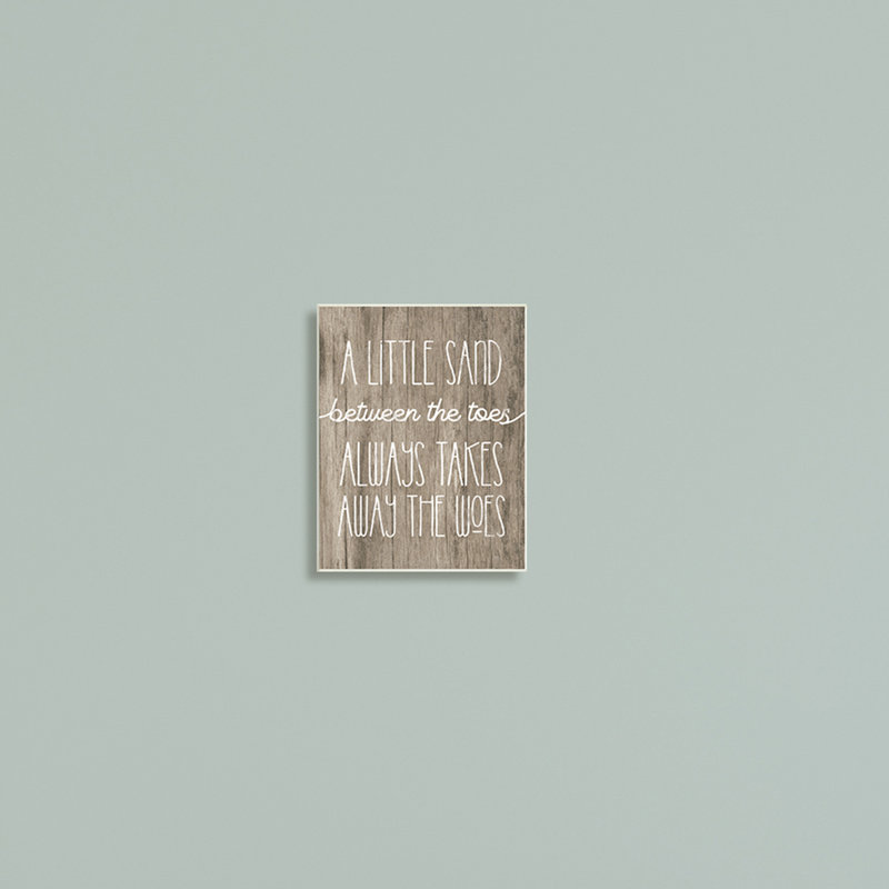 Le sable entre les orteils élimine les malheurs, H 14 po x l 11 po, Giclée encadrée blanc bord de mer