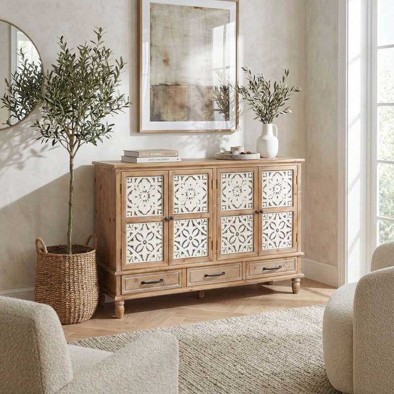 Élégante armoire d'appoint en bois naturel avec quatre portes et trois tiroirs avec tablettes réglables pour des solutions de rangement polyvalentes dans les salons, les cuisines et les salles à manger