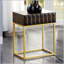 Table d'appoint de style contemporain avec structure en métal, tiroirs dissimulés, pieds en acier doré et finition noyer pour les espaces de vie modernes