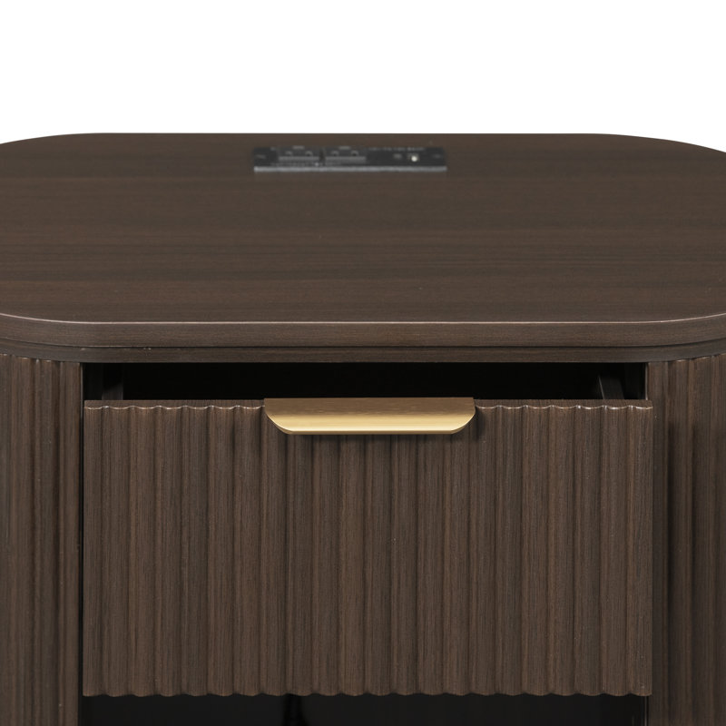 Table de chevet Reeded avec 1 tiroir et 1 tablette ouverte, Individuel, Chêne brun / grain de bois