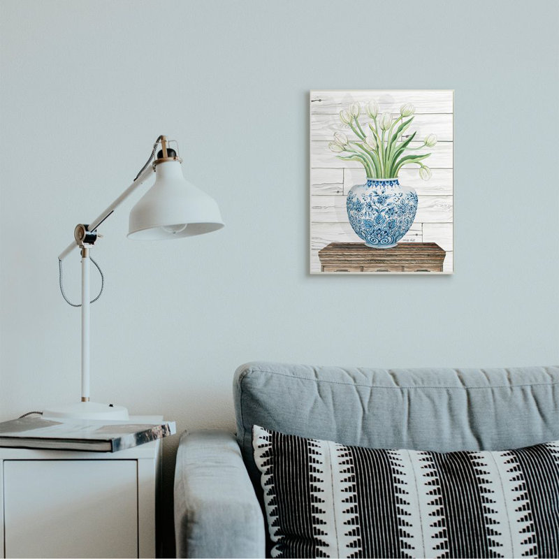 «Fresh White Tulips on Blue Floral Vase» par Cindy Jacobs - impression d'art graphique, H 19 po x l 13 po x P 0,5 po