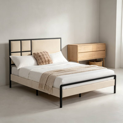 Structure de lit plateforme tapissier avec tête de lit à grille géométrique, pas de sommier nécessaire, velours beige avec structure en métal noir